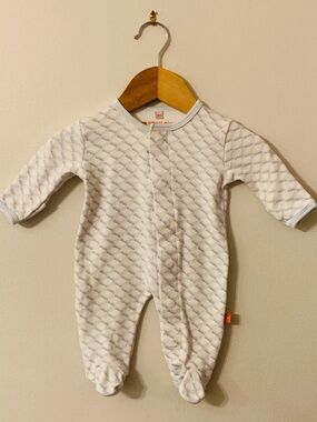 EUC Magnetic Newborn Footed Sleeper Smart Close Magnificent Baby